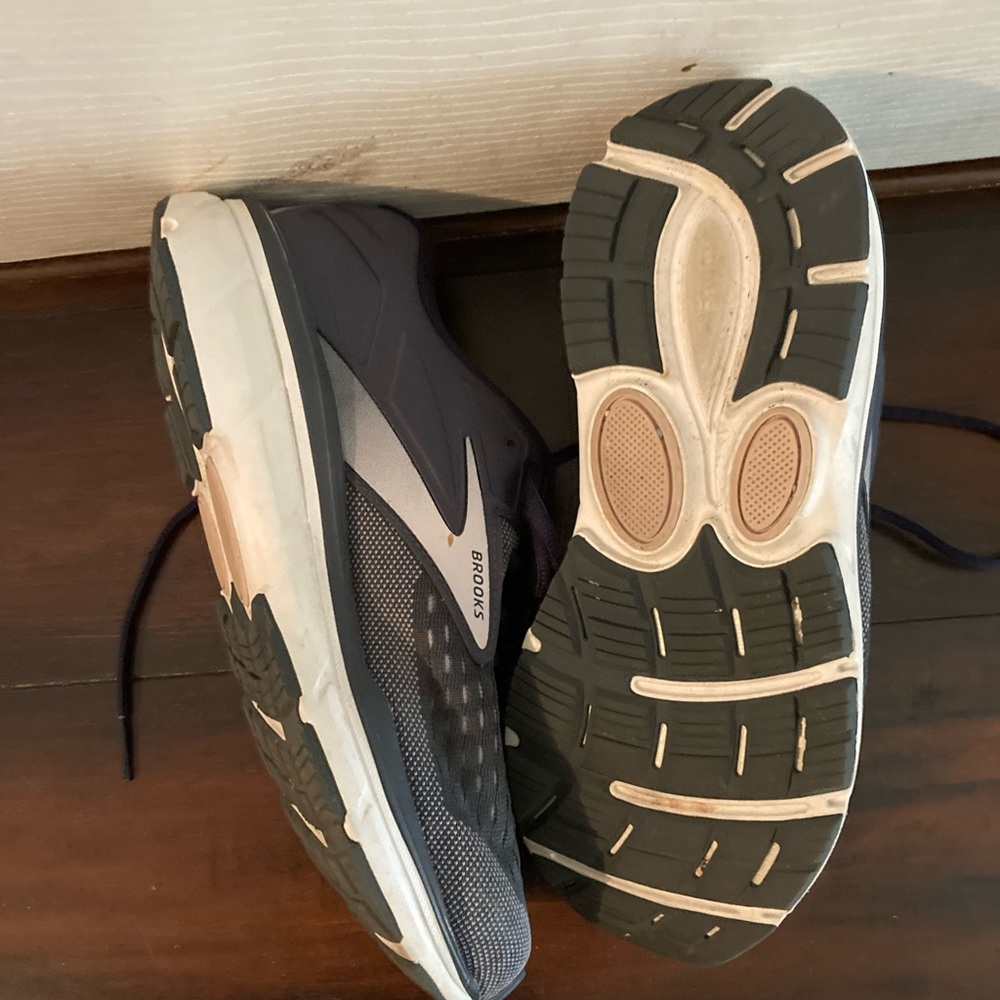 Brooks running shoes size 8 - Picture 3 of 4